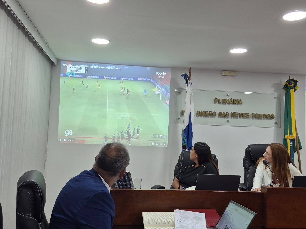 Sidney, do Nova Iguaçu, é inocentado pelo vermelho após cometer um pênalti contra o Flu