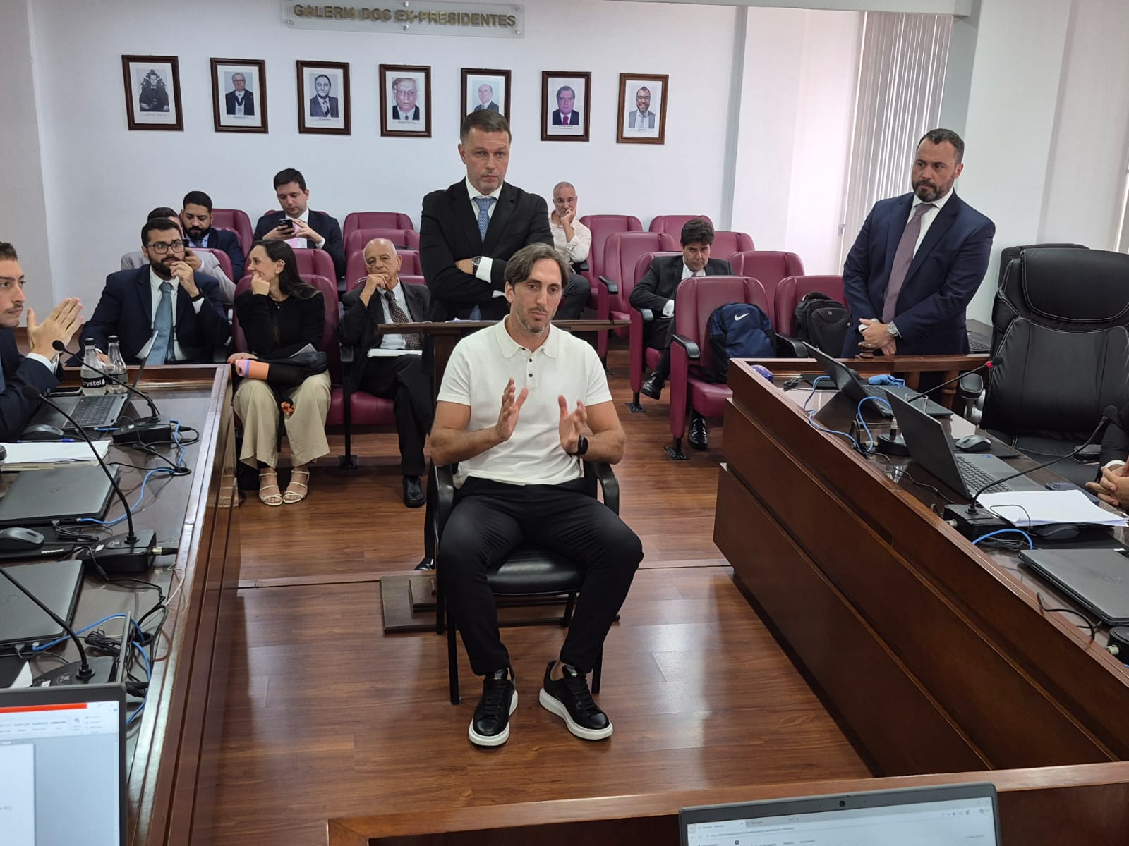 Luis Zubeldia pega pena mínima e pode dirigir Flu na final do Carioca Superbet