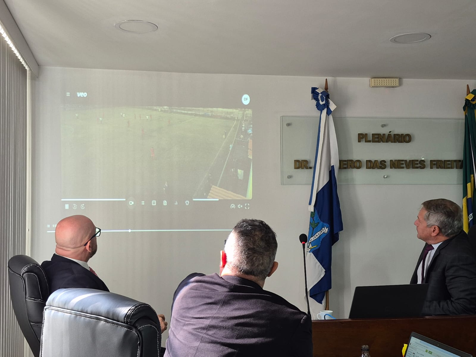 Prova de vídeo ajuda na absolvição de treinadores expulsos por discussão
