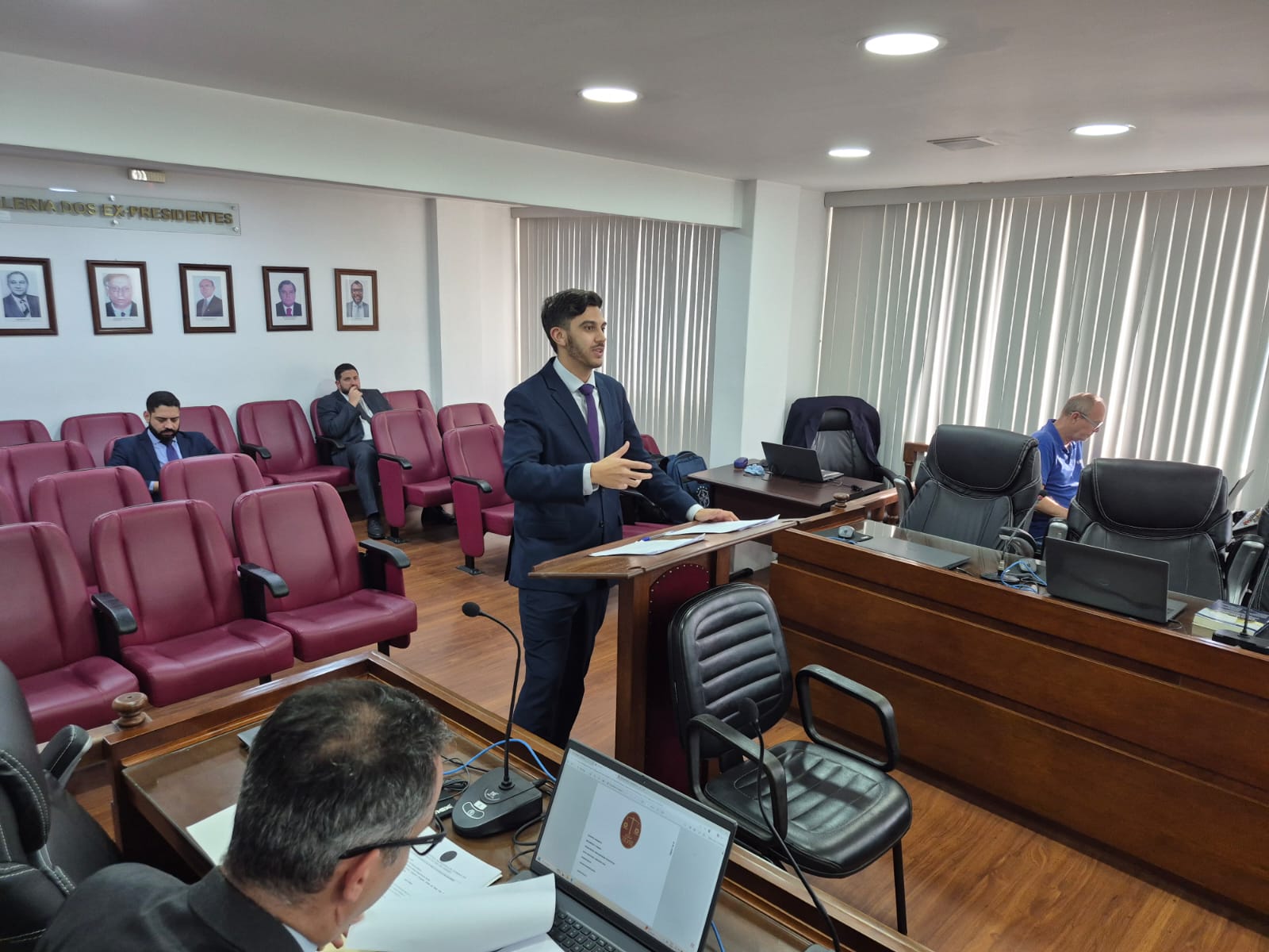 Preparador físico do Volta Redonda é suspenso por 2 jogos por reclamar socando o banco de reservas